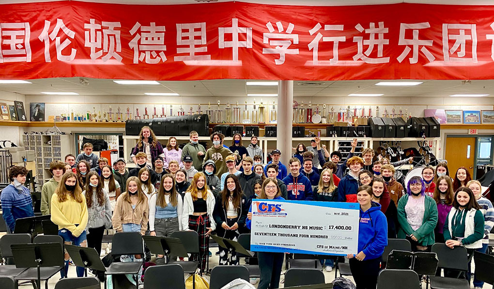 Londonberry High School music department students posing infront of a $17,400 cheque